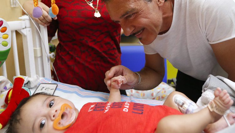 El actor Antonio Banderas visita en Miami un hospital infantil