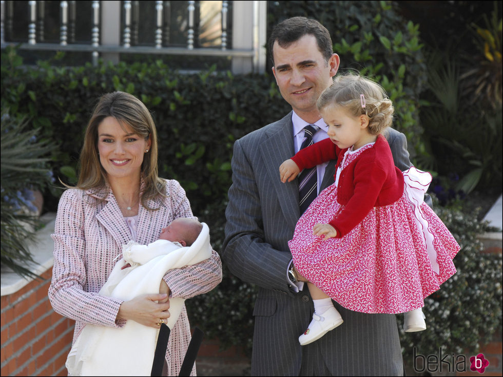 La Infanta Sofía en su presentación tras nacer junto a los Reyes Felipe y Letizia y la Princesa Leonor