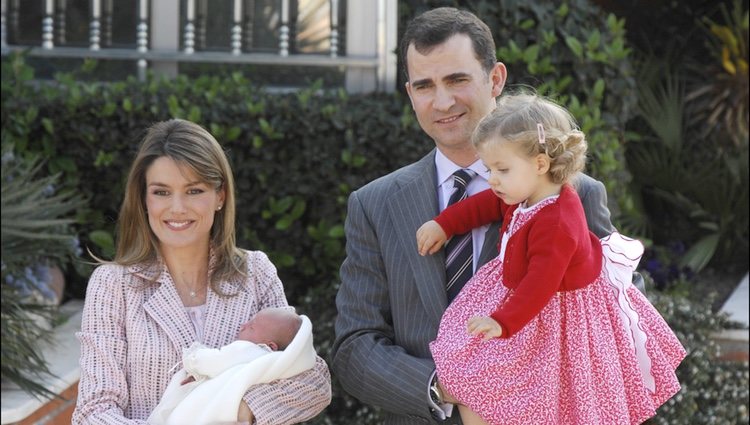 La Infanta Sofía en su presentación tras nacer junto a los Reyes Felipe y Letizia y la Princesa Leonor