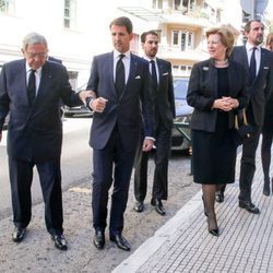 Los Reyes de Grecia con sus hijos Pablo, Nicolás y Felipe y su nuera Tatiana en el funeral de Alexandros Goulandris