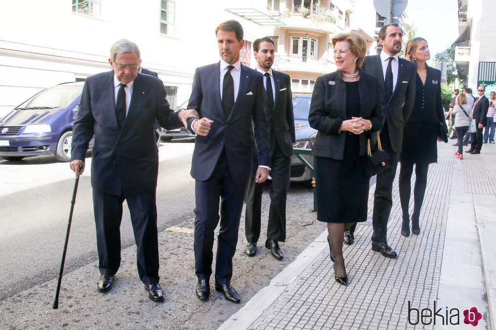 Los Reyes de Grecia con sus hijos Pablo, Nicolás y Felipe y su nuera Tatiana en el funeral de Alexandros Goulandris