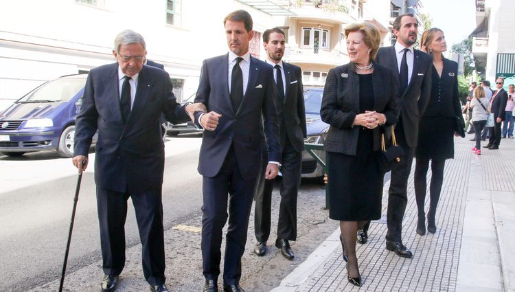 Los Reyes de Grecia con sus hijos Pablo, Nicolás y Felipe y su nuera Tatiana en el funeral de Alexandros Goulandris