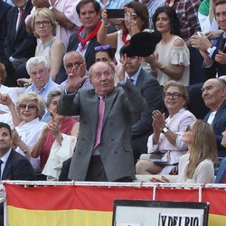 El Rey Juan Carlos, emocionado al coger la montera en una corrida de toros en Las Ventas