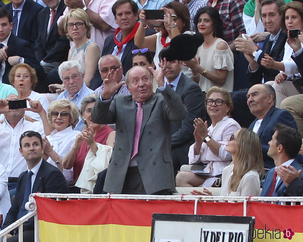 El Rey Juan Carlos, emocionado al coger la montera en una corrida de toros en Las Ventas