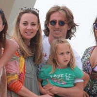 Luka Modric con su mujer Vanja Bosnic y su hija Ema en Ibiza