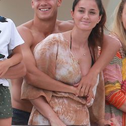 Lucas Vázquez y su novia disfrutando del mar en Ibiza