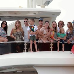 Sergio Ramos, Pilar Rubio, Modric, Lucas Vázquez y otros futbolistas y sus wags en el mar de Ibiza