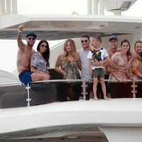 Sergio Ramos, Pilar Rubio, Modric, Lucas Vázquez y otros futbolistas y sus wags en el mar de Ibiza