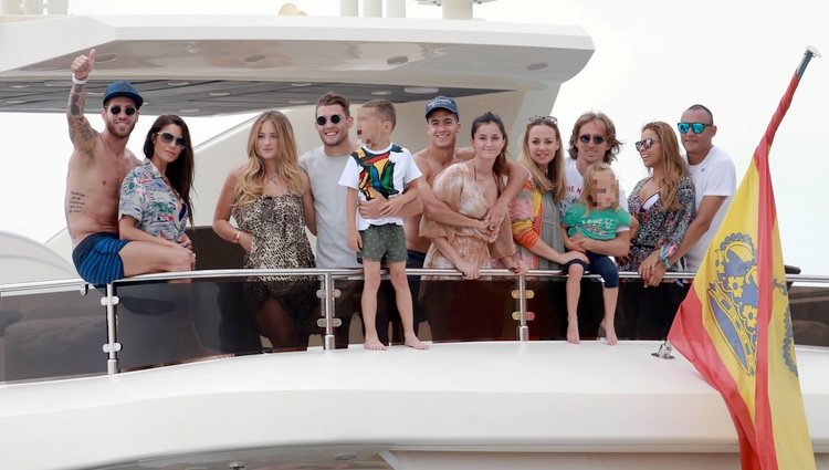 Sergio Ramos, Pilar Rubio, Modric, Lucas Vázquez y otros futbolistas y sus wags en el mar de Ibiza