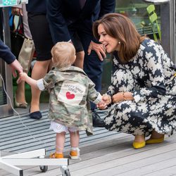 Mary de Dinamarca con una niña en el Hospital Karolinska de Estocolmo