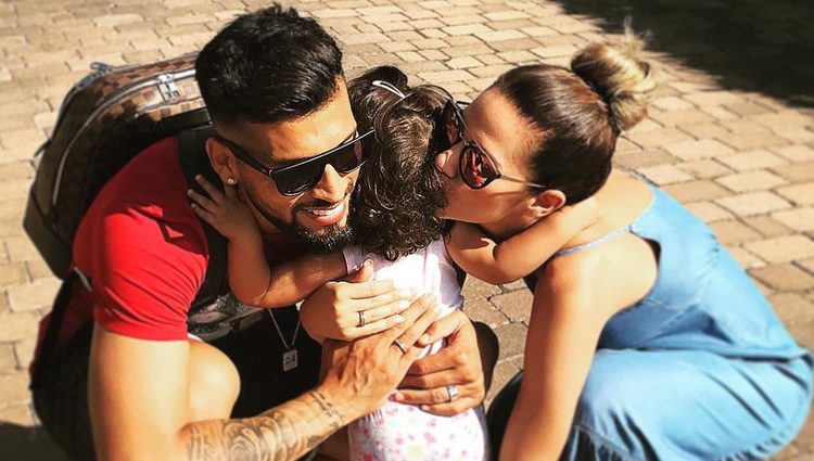 Tamara Gorro y Ezequiel Garay despidiéndose de Shaila antes de viajar a Ibiza