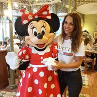 Paula Echevarría posando junto a Minnie Mouse en Disneyland París