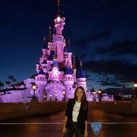 Paula Echevarría posando delante del castillo de Disneyland París