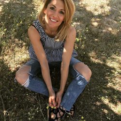 Nagore Robles posando muy feliz en el campo