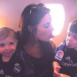 Pilar Rubio con sus hijos Sergio y Marco en el avión camino a la final de la Champions 2017