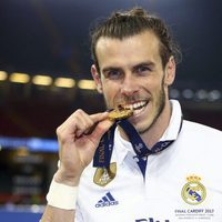 Gareth Bale mordiendo la medalla de ganador de la Champions 2017