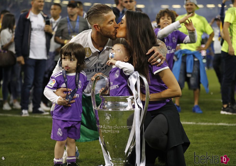 Sergio Ramos besando a Pilar Rubio mientras posa con sus hijos tras ganar la Champions 2017