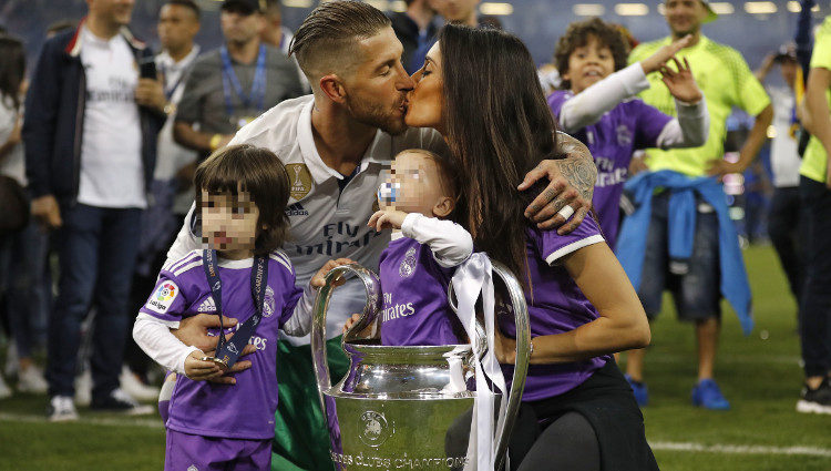 Sergio Ramos besando a Pilar Rubio mientras posa con sus hijos tras ganar la Champions 2017