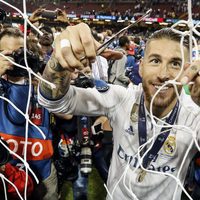 Sergio Ramos cortando la red de la portería tras ganar la Champions 2017