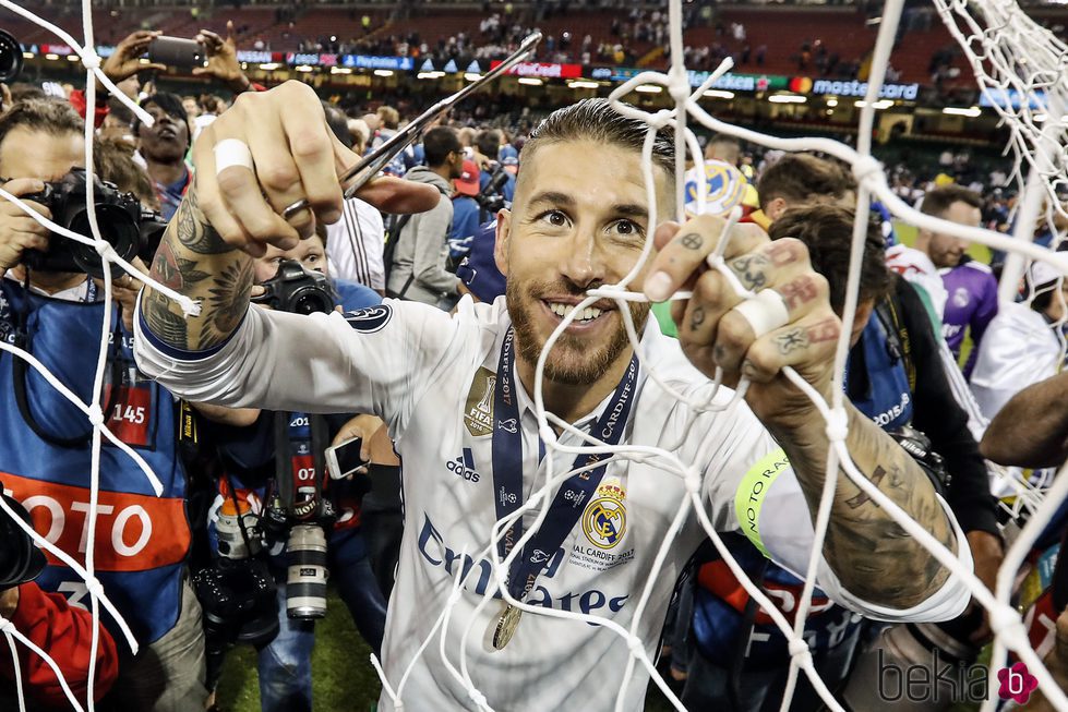 Sergio Ramos cortando la red de la portería tras ganar la Champions 2017