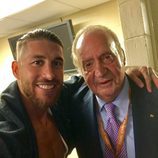 Sergio Ramos haciéndose un selfie con el Rey Juan Carlos tras ganar la Champions 2017