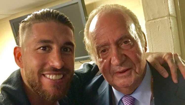 Sergio Ramos haciéndose un selfie con el Rey Juan Carlos tras ganar la Champions 2017