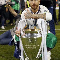 Sergio Ramos posando con la copa tras ganar la Champions 2017