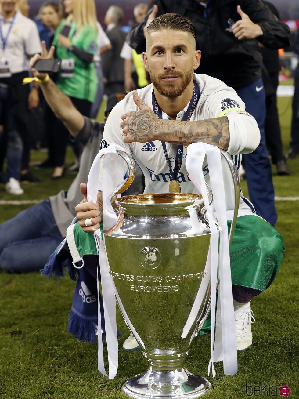 Sergio Ramos posando con la copa tras ganar la Champions 2017