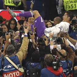 Cristiano Ronaldo manteado por sus compañeros del Real Madrid tras ganar la Champions 2017