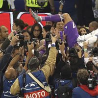 Cristiano Ronaldo manteado por sus compañeros del Real Madrid tras ganar la Champions 2017