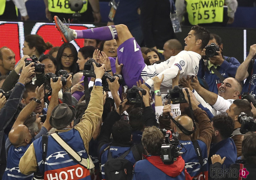 Cristiano Ronaldo manteado por sus compañeros del Real Madrid tras ganar la Champions 2017