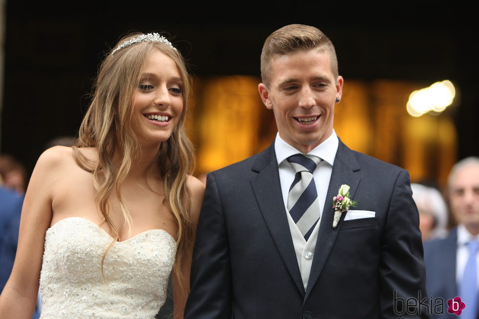 Iker Muniain y Andrea Sesma tras convertirse en marido y mujer en una romántica boda en Bilbao