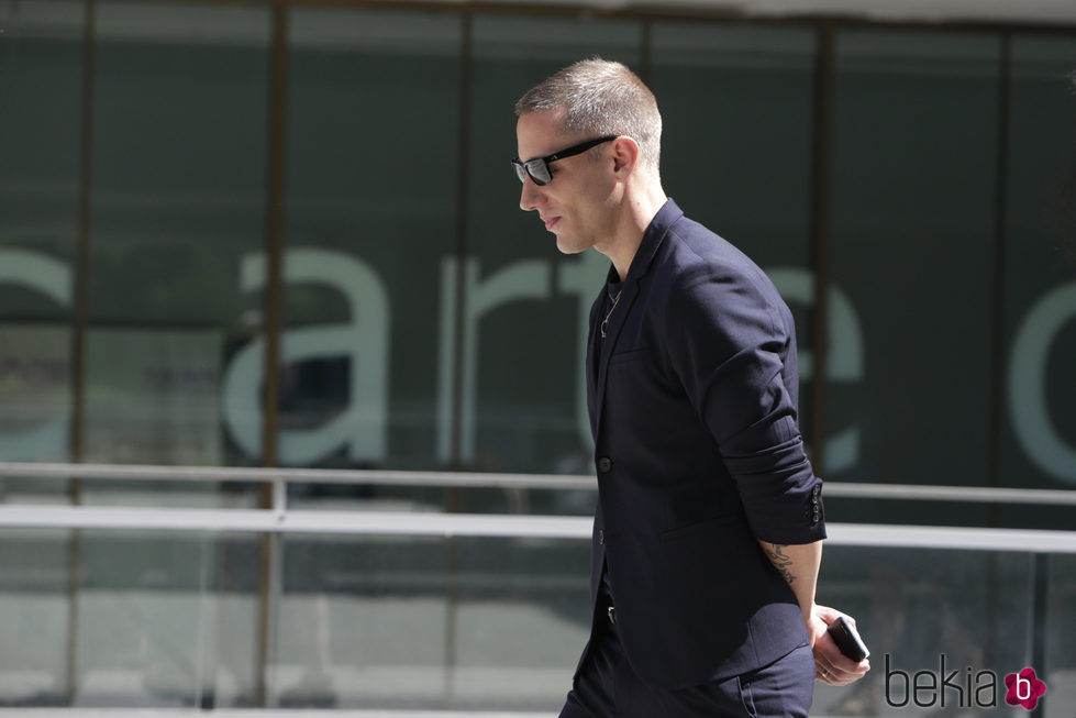 Pablo Sáez en la capilla ardiente de David Delfín en el Museo del Traje de Madrid