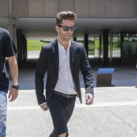 Pelayo Díaz en la capilla ardiente de David Delfín en el Museo del Traje de Madrid