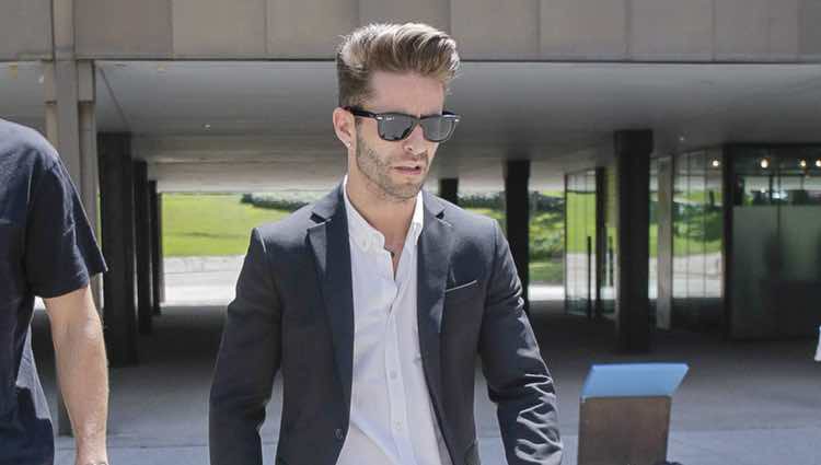 Pelayo Díaz en la capilla ardiente de David Delfín en el Museo del Traje de Madrid