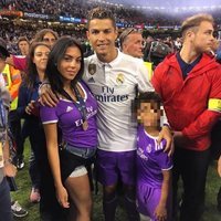 Cristiano Ronaldo celebrando la Champions 2017 con su hijo y Georgina Rodríguez