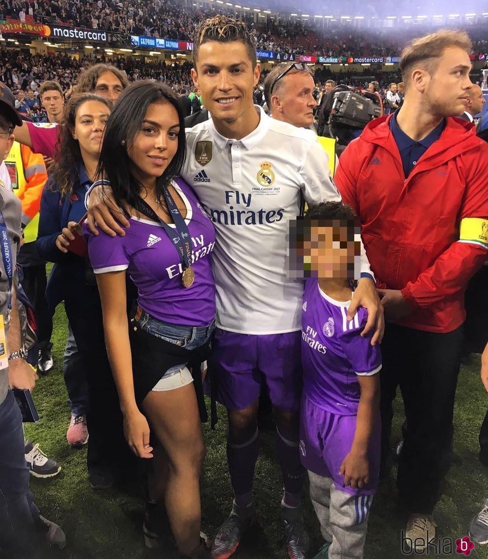 Cristiano Ronaldo celebrando la Champions 2017 con su hijo y Georgina Rodríguez