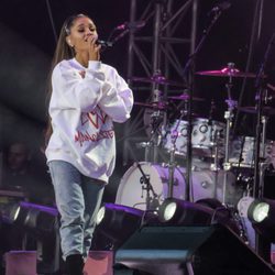 Ariana Grande se emociona en el concierto One Love Manchester