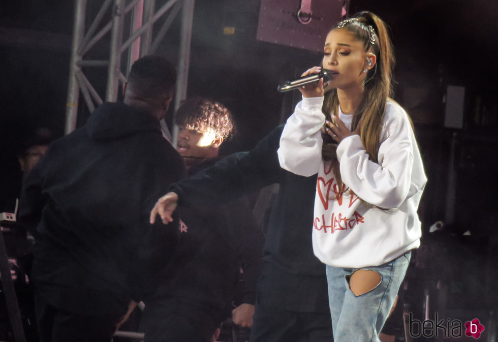 La cantante Ariana Grande durante el concierto One Love Manchester