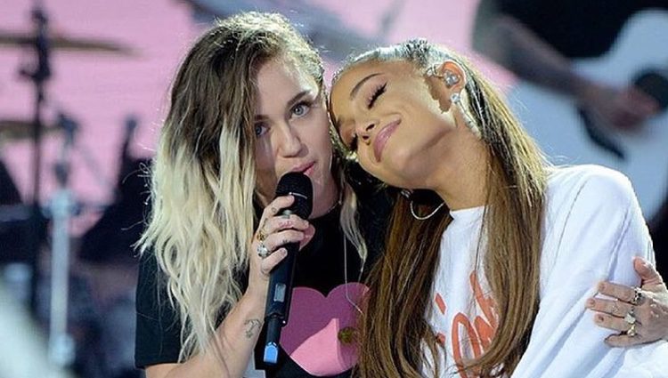 Ariana Grande y Miley Cyrus cantan en el concierto One Love Manchester