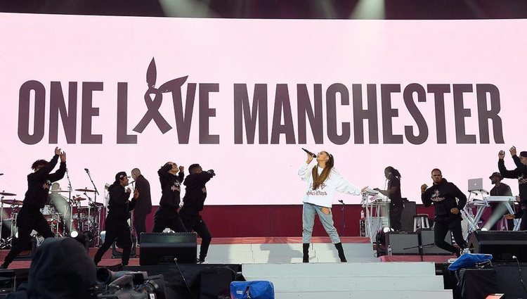 Ariana Grande durante el concierto de One Love Manchester