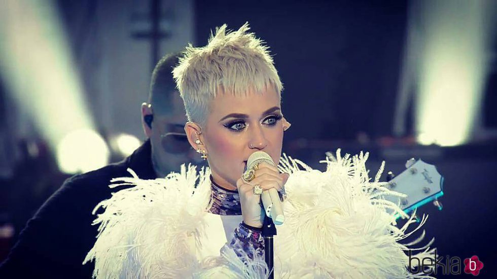 Katy Perry canta 'Part Of Me' en el concierto One Love Manchester