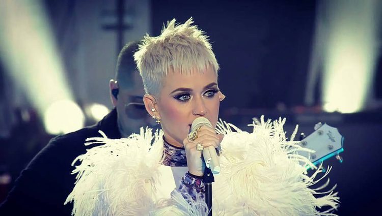 Katy Perry canta 'Part Of Me' en el concierto One Love Manchester