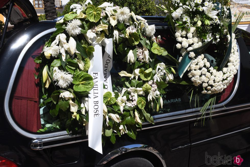 Corona de la familia Bosé junto al féretro de David Delfín en su funeral en Marbella