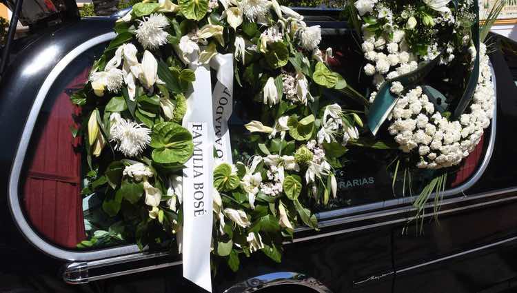 Corona de la familia Bosé junto al féretro de David Delfín en su funeral en Marbella