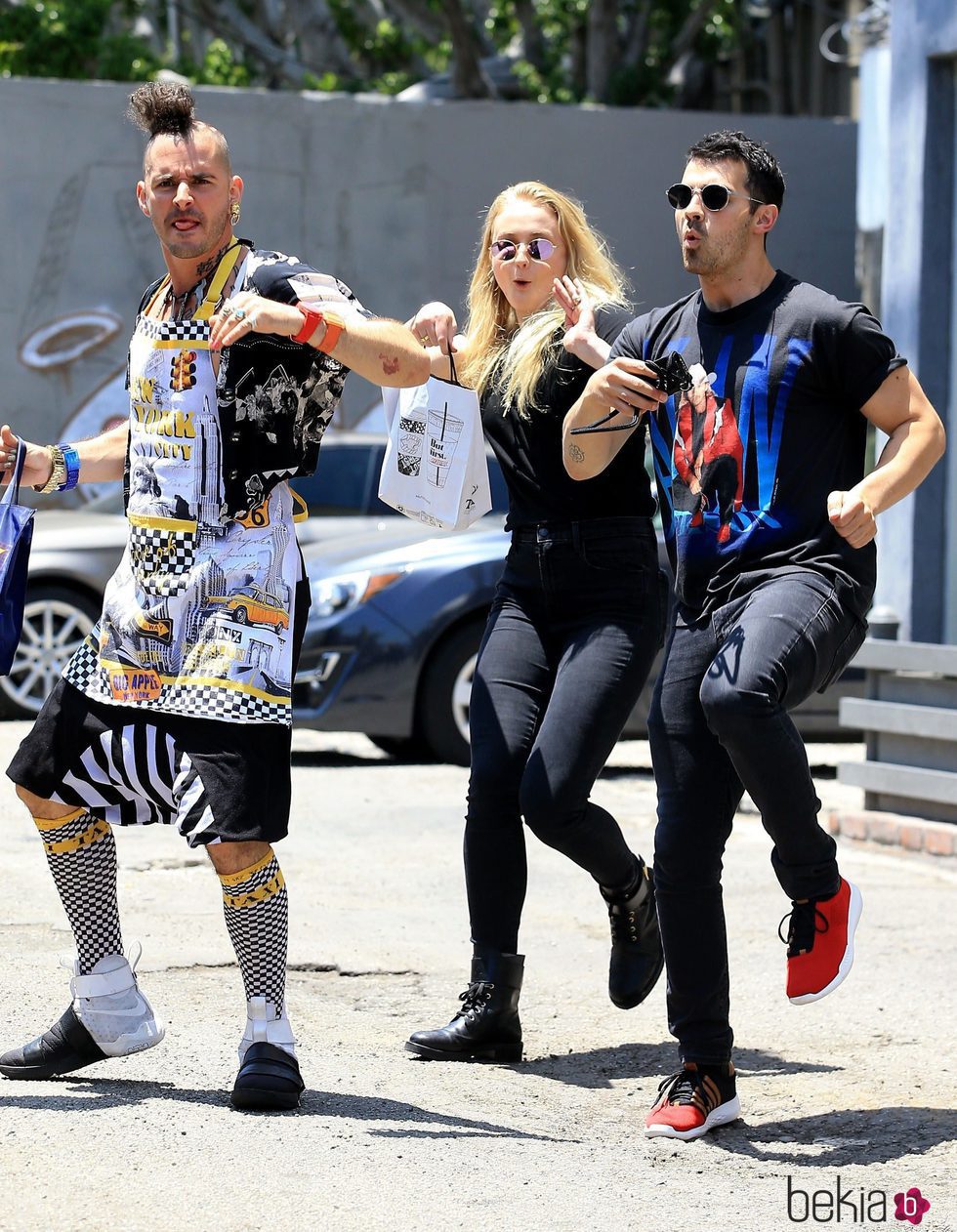 Joe Jonas y Sophie Tuner divirtiéndose por las calles de Los Ángeles