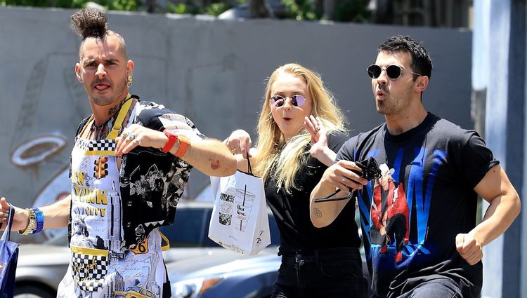 Joe Jonas y Sophie Tuner divirtiéndose por las calles de Los Ángeles