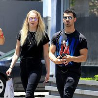 Joe Jonas y Sophie Tuner paseando por las calles de Los Ángeles