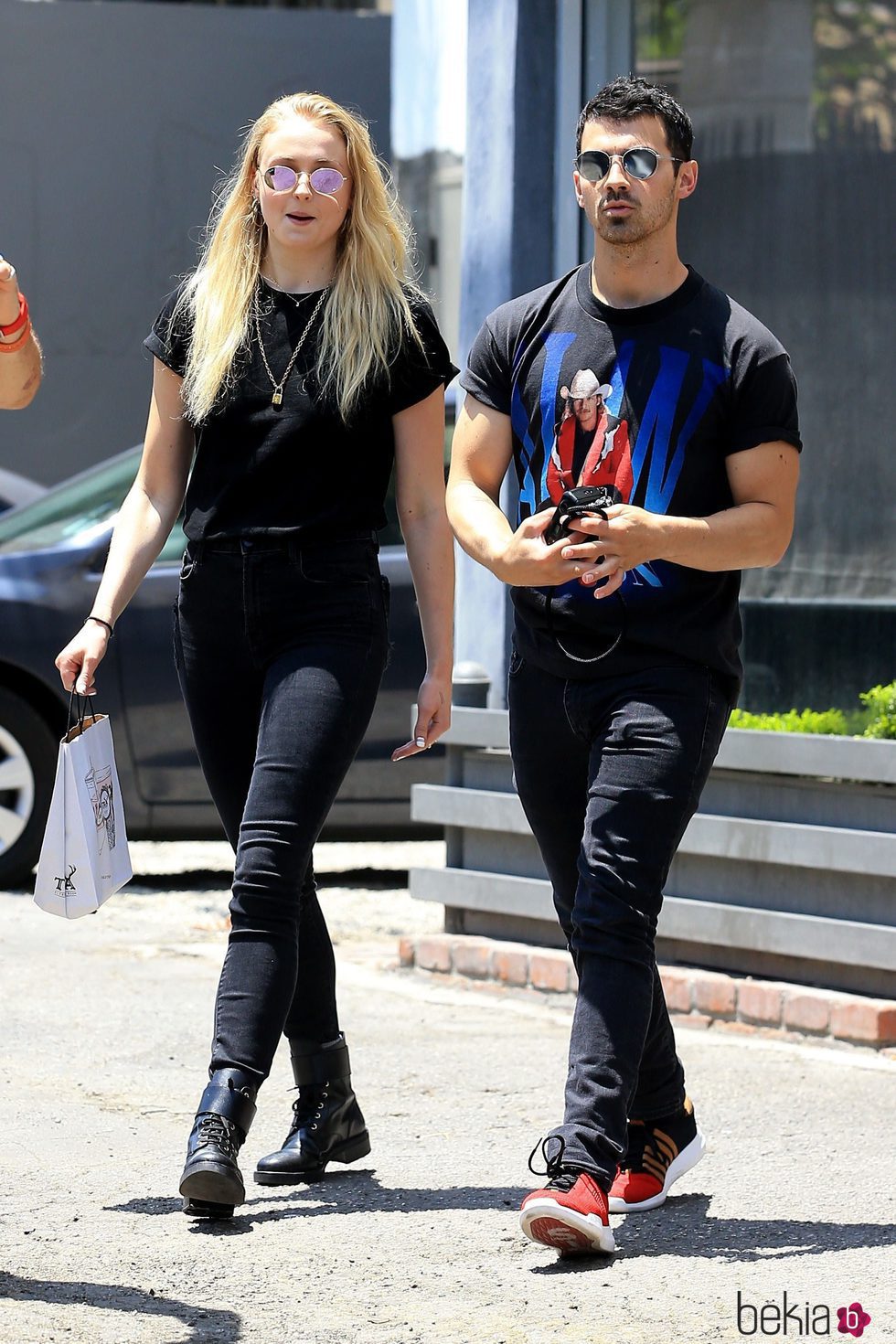 Joe Jonas y Sophie Tuner paseando por las calles de Los Ángeles