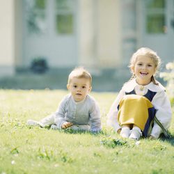 Oscar y Estela de Suecia posan sentados en el jardín por el Día Nacional de Suecia 2017